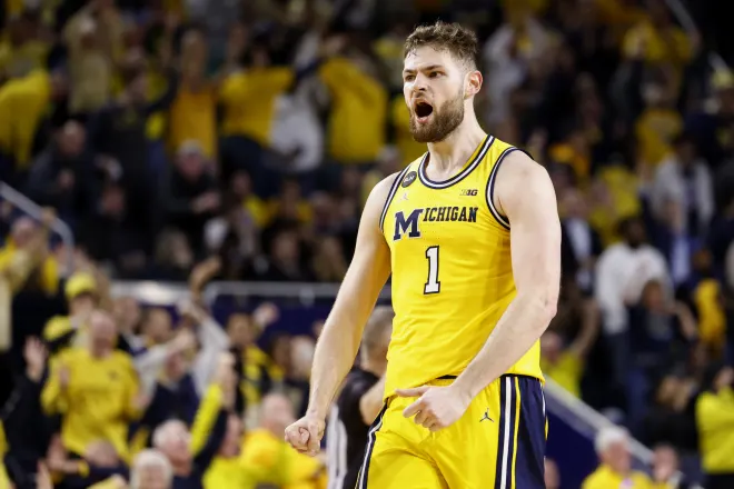 Sidelines_SN's tweet photo. 5⭐️Michigan C Hunter Dickinson is currently projected to Maryland per On3. Dickinson is the #1 portal prospect https://t.co/7eJnfhHcAj