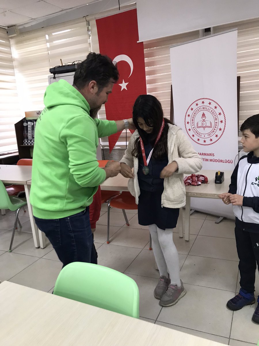 Bugün zeka oyunları turnuvasında ilçede başarılı bir şekilde okulumuzu temsil eden çocuklarımıza teşekkür ediyor ve ikincilik derecesi alan öğrencimi kutluyorum.
#4-B
<a href="/SehitEker/">Marmaris Şehit Nedip Cengiz Eker İlkokulu</a>