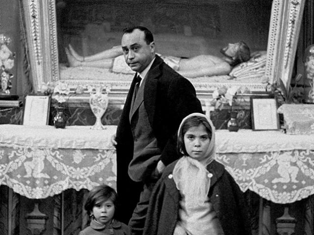 SiciliaPreziosa's tweet photo. Tra i #riti della #SettimanaSanta in #Sicilia ecco il momento delle #processioni del venerdì Santo (foto uno dei venerdì di Leonardo Sciascia)...https://t.co/aaUnUXKOsv
#venerdisanto #Buongiorno #BuongiornoATutti #Passione #Pasqua #Pasqua2023 #Sicily #tradizioni #MEMORIA https://t.co/s6PIS8J9HK