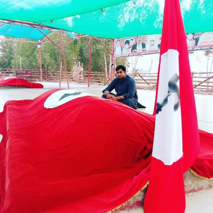 OfficialAlmani's tweet photo. اهو هيو شهيد سنڌ بشير خان قريشي جنهن کي ماڻهون برادريون قبيلا به مان ڏيندا هئا ۽ وڏي ۾ وڏا تڪرار نبيرن تحت ختم ٿي ويا جهالت، شعور جي اڻهوند، تعليم جو خسارو هٿ وٺي سنڌي ماڻهن کي اونداهي ڏانهن ڌڪيو ويو آهي ته جيئن پاڻ ۾ ئي وڙهي مري ۽ کپي وڃن 
#TributeToShBashirQureshi https://t.co/QsaTHrWA2k