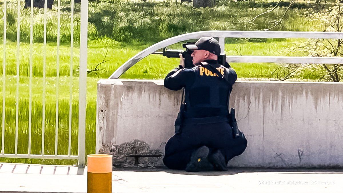 PSNews_Sac's tweet photo. #BREAKING #ActiveShooter #OIS #Roseville
There is an active shooter behind RSVL Fire Station 5. According to radio traffic there is a hostage and a CHP officer both shot. Officer has been transported to the hospital awake and alert. Updates on our FB page only. https://t.co/k394c9A9gM