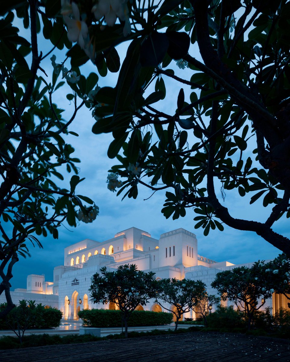 إطلالة بهيّة عند الغروب لأيقونة الفنون .. دار الأوبرا السلطانية مسقط

A magnificent view of the icon of fine music .. The Royal Opera House Muscat