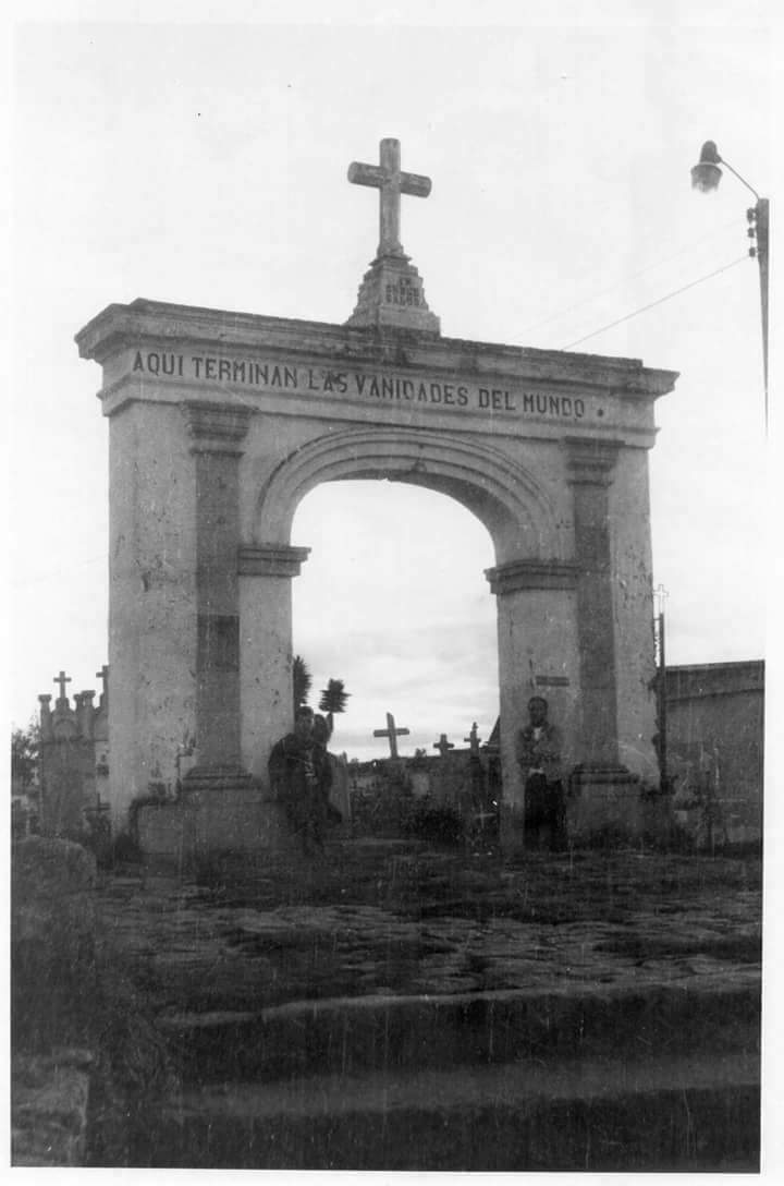 InformateMadrid's tweet photo. "Aquí terminan las vanidades del mundo": En este Jueves Santo compartimos antigua del cementerio de Madrid, Cundinamarca. Créditos a su autor. https://t.co/JmRQ1BsOTn