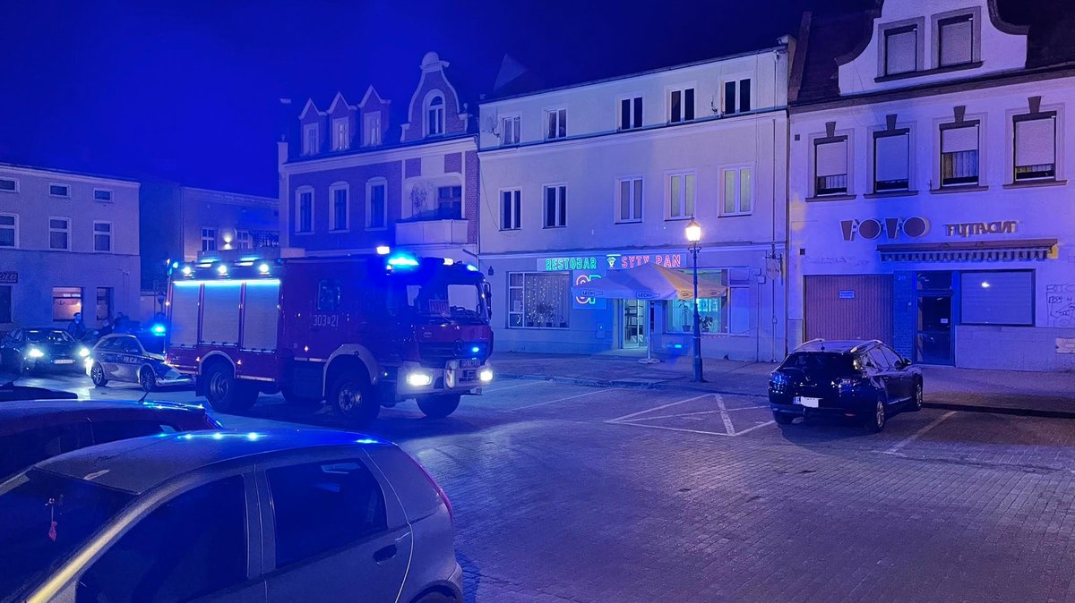 swarzedzlive's tweet photo. 🚨 Pożar w kamienicy. Jedna osoba nie żyje | #Swarzędz

🏘 Około godz. 20 w jednej z kamienic na swarzędzkim rynku doszło do pożaru mieszkania.

⚫ Odkryto ciało jednej osoby. Z nieoficjalnych informacji wynika, że jej śmierć nie nastąpiła w wyniku pożaru.

📸 @swarzedzlive https://t.co/E9vQFzhLgE