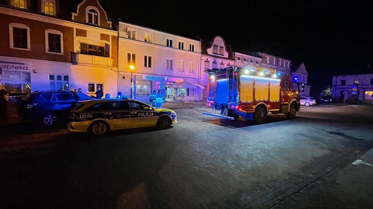 swarzedzlive's tweet photo. 🚨 Pożar w kamienicy. Jedna osoba nie żyje | #Swarzędz

🏘 Około godz. 20 w jednej z kamienic na swarzędzkim rynku doszło do pożaru mieszkania.

⚫ Odkryto ciało jednej osoby. Z nieoficjalnych informacji wynika, że jej śmierć nie nastąpiła w wyniku pożaru.

📸 @swarzedzlive https://t.co/E9vQFzhLgE
