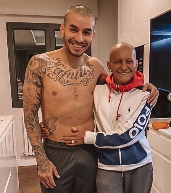 AtaqueFutbolero's tweet photo. Qué triste noticia. Marcela Martínez, mamá de Ángel Correa, falleció tras una larga lucha contra el cáncer.

Mucha fuerza, campeón. 🙏🏼🇦🇷 https://t.co/YEHgXLudOO