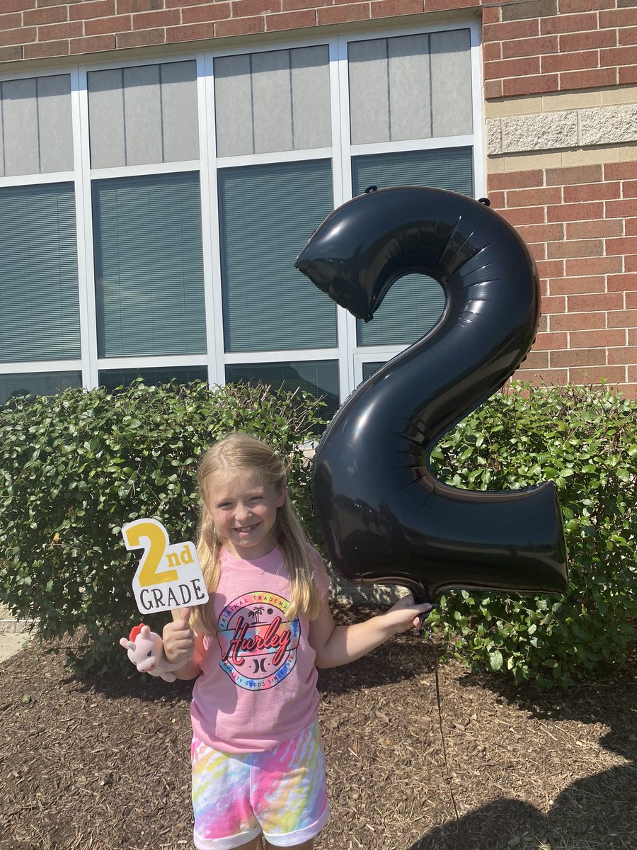 OtsegoGrade2's tweet photo. Meet our Student of the Week! She loves art and wants to be a unicorn catcher when she grows up! #OtsegoKnights #feehansclass https://t.co/L01iu5JSC9