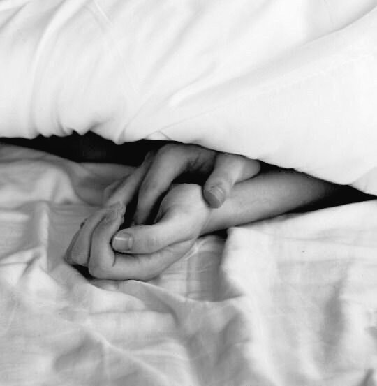 momrrybeijos's tweet image. honey • l.s abo

William é um dos mais procurados assassinos de todo o mundo, ninguém sabe seu nome real, seu rosto ou até mesmo sua classe mas todos o temem igualmente. Harry é um ômega desesperado atrás de justiça e Louis é o único que pode o ajudar no momento.