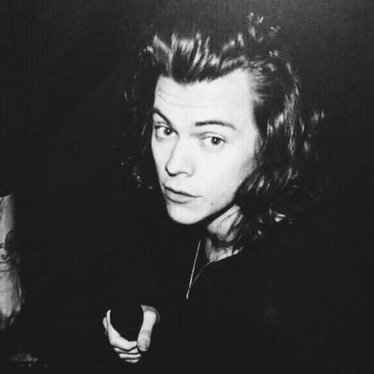 momrrybeijos's tweet image. honey • l.s abo

William é um dos mais procurados assassinos de todo o mundo, ninguém sabe seu nome real, seu rosto ou até mesmo sua classe mas todos o temem igualmente. Harry é um ômega desesperado atrás de justiça e Louis é o único que pode o ajudar no momento.