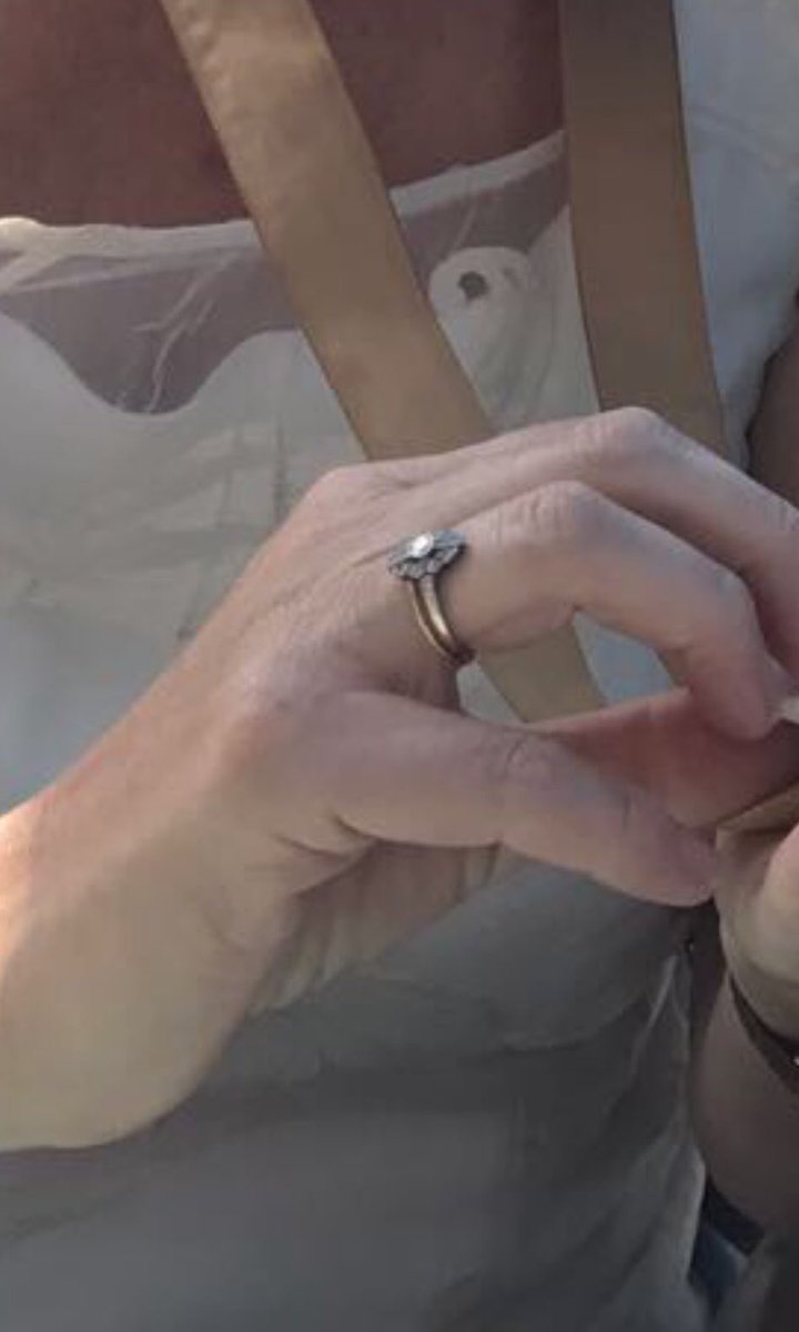 HELPEN JULLIE MEE?

Bij een brutale overval is deze diamanten ring gestolen. 

Hij is van onschatbare emotionele waarde.

Kom je hem ergens tegen, meld het alstjeblieft.

Delen stellen we op prijs❤️

P.S. Een scherpere foto konden we zo gauw niet vinden.

#dtv