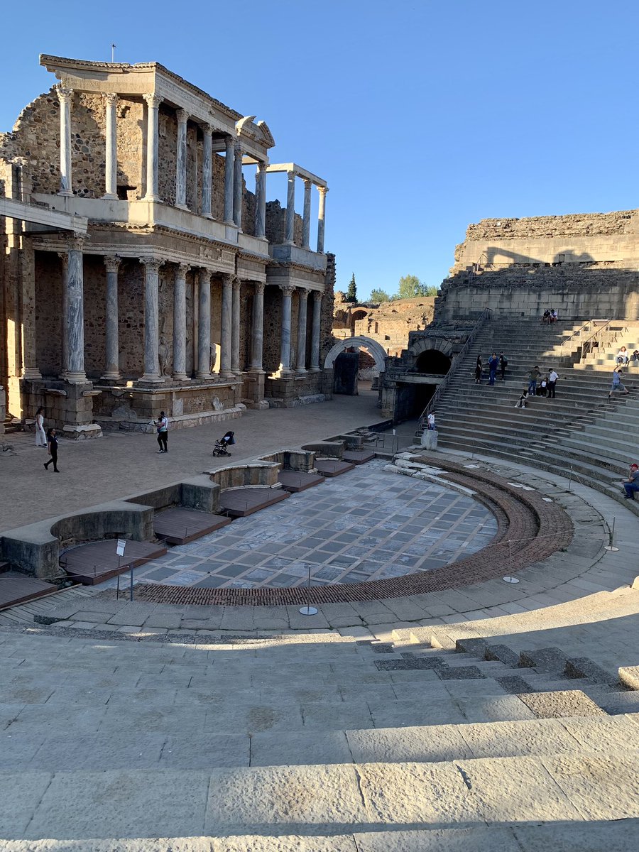 Blogdestina2's tweet image. #SemanaSanta2023 en #Mérida: esta tarde-noche hemos tenido una más que interesante visita guiada por el Teatro y el Anfiteatro. No hace falta mencionar que son el plato fuerte de esta preciosa localidad. Y después, cena ante el Templo de Diana y con vistas a las procesiones.