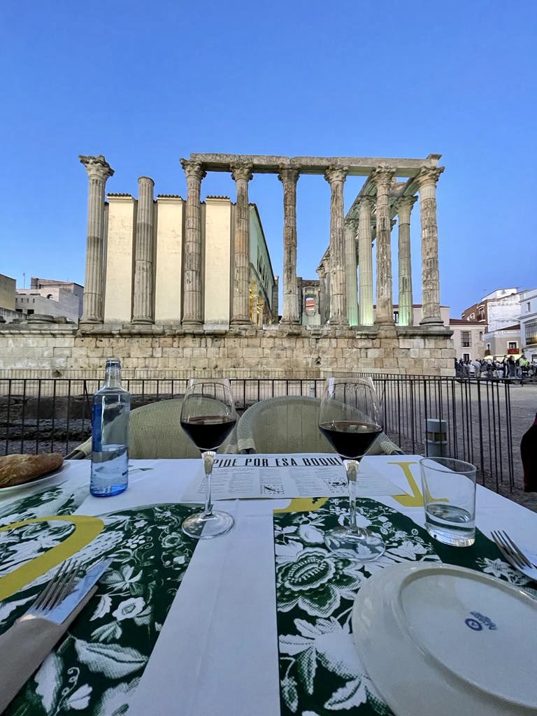 Blogdestina2's tweet image. #SemanaSanta2023 en #Mérida: esta tarde-noche hemos tenido una más que interesante visita guiada por el Teatro y el Anfiteatro. No hace falta mencionar que son el plato fuerte de esta preciosa localidad. Y después, cena ante el Templo de Diana y con vistas a las procesiones.