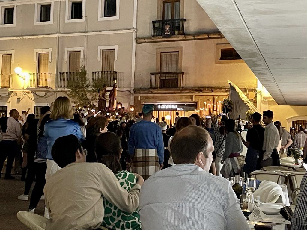 Blogdestina2's tweet image. #SemanaSanta2023 en #Mérida: esta tarde-noche hemos tenido una más que interesante visita guiada por el Teatro y el Anfiteatro. No hace falta mencionar que son el plato fuerte de esta preciosa localidad. Y después, cena ante el Templo de Diana y con vistas a las procesiones.