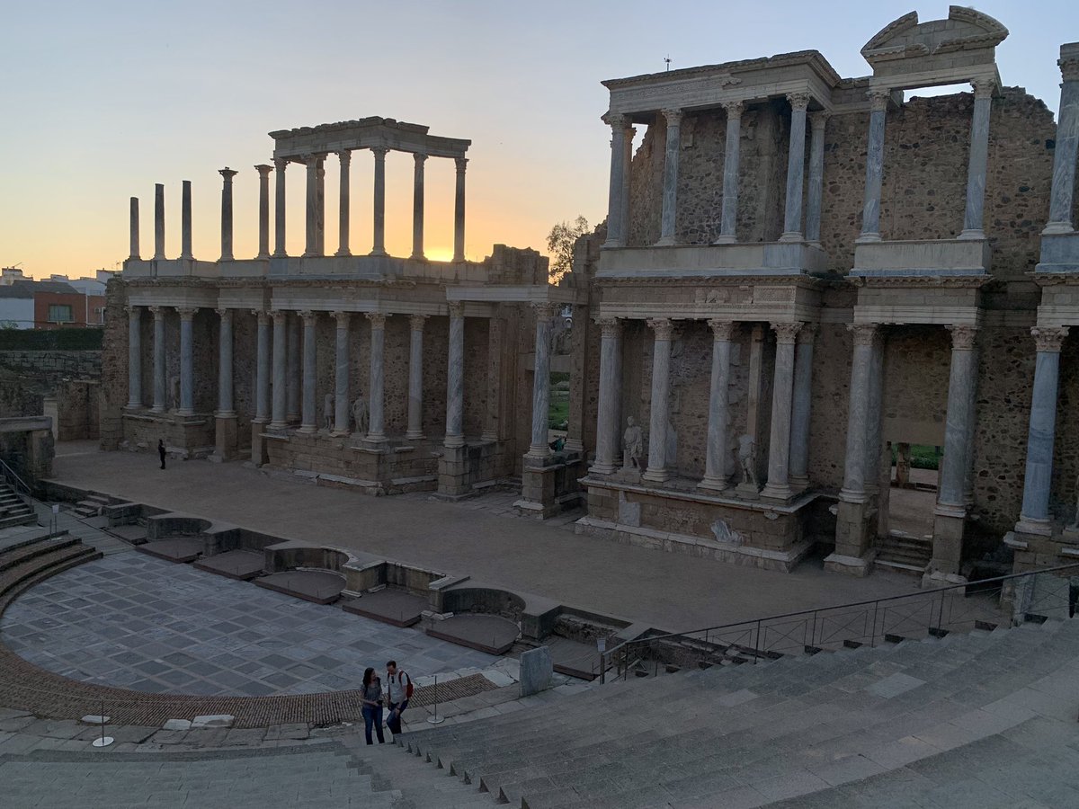 Blogdestina2's tweet image. #SemanaSanta2023 en #Mérida: esta tarde-noche hemos tenido una más que interesante visita guiada por el Teatro y el Anfiteatro. No hace falta mencionar que son el plato fuerte de esta preciosa localidad. Y después, cena ante el Templo de Diana y con vistas a las procesiones.