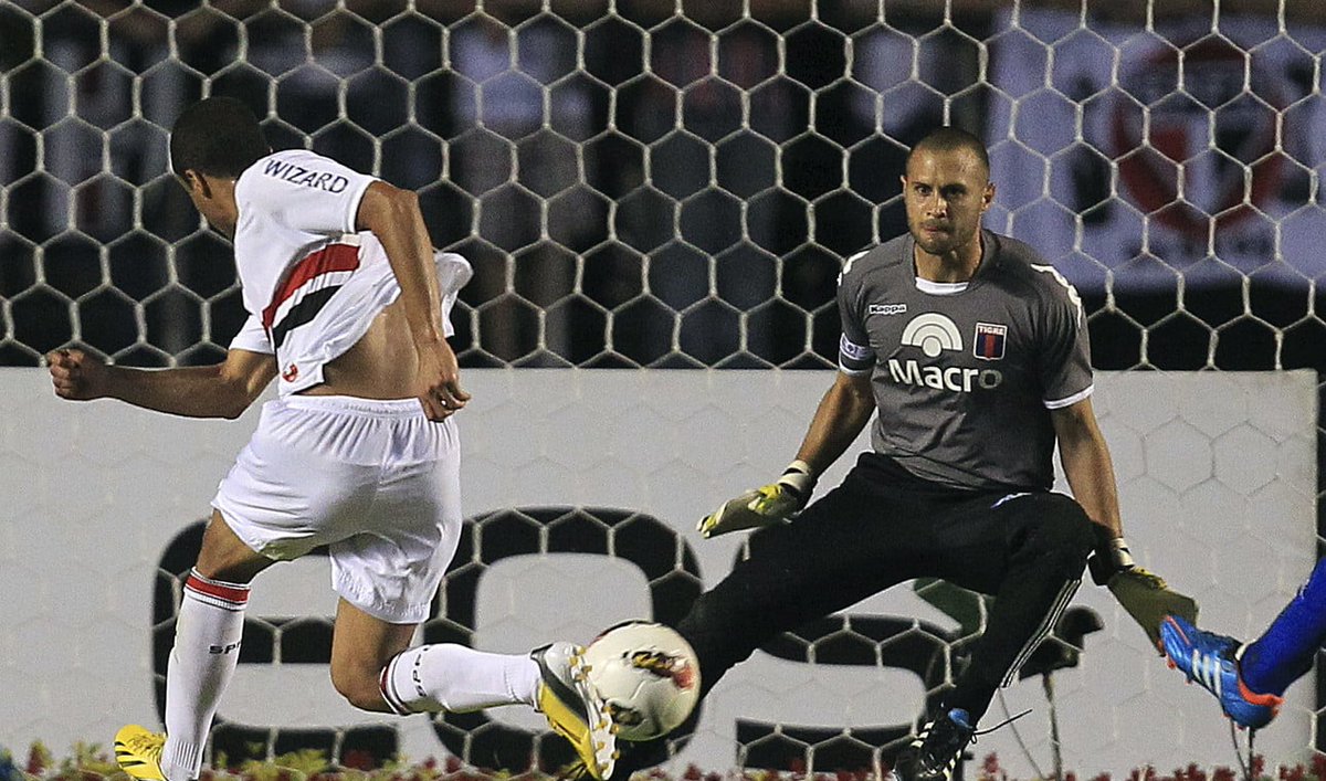 DSportsRadio's tweet photo. 🎙️ Damián #Albil, sobre el antecedente de #SanPablo 🇧🇷 🆚 #Tigre 🇦🇷, en #PuedePasar:
💬 "La tristeza que nos quedó fue no haber disfrutado la final".
💬 "Lo recuerdo como si fuera hoy. Cuando entré los jugadores estaban siendo atacados por la seguridad". https://t.co/nBJGZCwA11