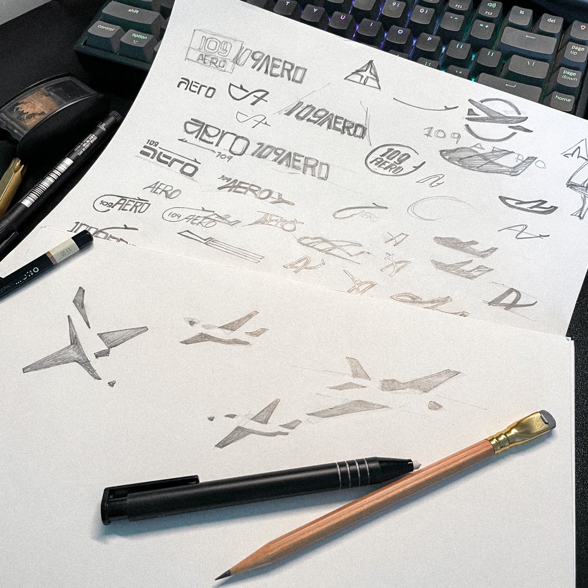 ogdesignco's tweet photo. a while back i replaced sketchbooks with 28lb @Hammermill loose pages
my logo process always starts with a sketch ✍️
#OGDesignCo 🦉
#LogoDesign https://t.co/Zb6cccBPTy