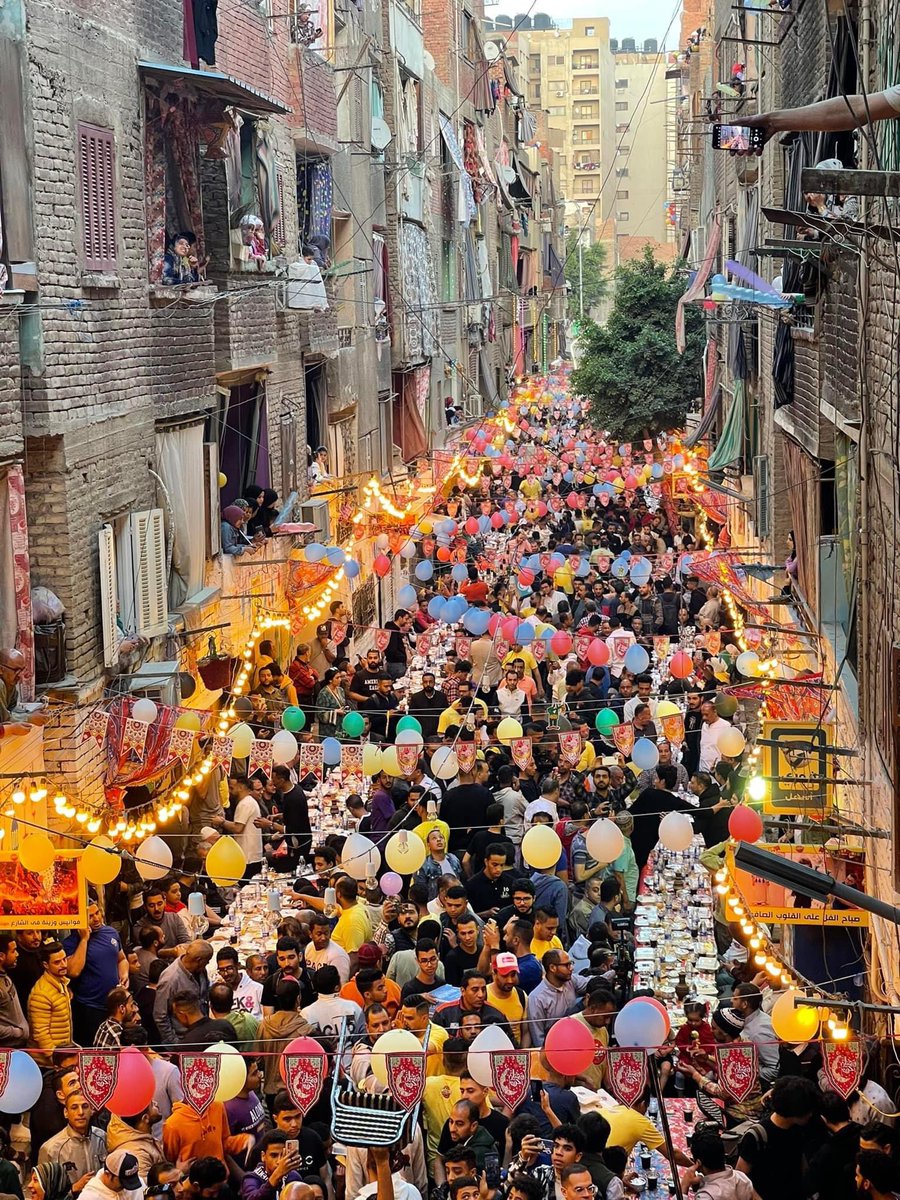 DailyNewsEgypt's tweet photo. Neighbours gather along a street-long table in Egypt’s Matariya to break their Ramadan fast together in their 9th annual mass iftar gathering on the 15th day of the Muslim holy month

📷 Taha Abeed 
📷 Mohamed Ayman Godo https://t.co/SCnr6R6L6Y