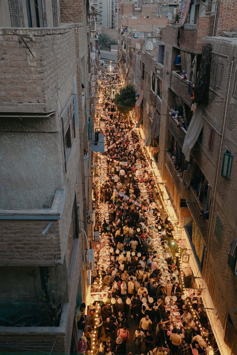 DailyNewsEgypt's tweet photo. Neighbours gather along a street-long table in Egypt’s Matariya to break their Ramadan fast together in their 9th annual mass iftar gathering on the 15th day of the Muslim holy month

📷 Taha Abeed 
📷 Mohamed Ayman Godo https://t.co/SCnr6R6L6Y
