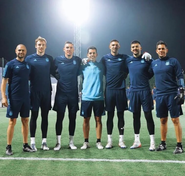 DSportsRadio's tweet photo. 🗣️ Damian #Albil, quien fue segundo entrenador de arqueros de @Argentina:
💬 "A los campeones del mundo ⭐⭐⭐ les agradecí por todo lo que hicieron".
💬 "El "Dibu' Martínez es totalmente auténtico. Es alguien con un gran corazón, que trata de ayudar a los que necesitan". https://t.co/SO7m4pfBNi