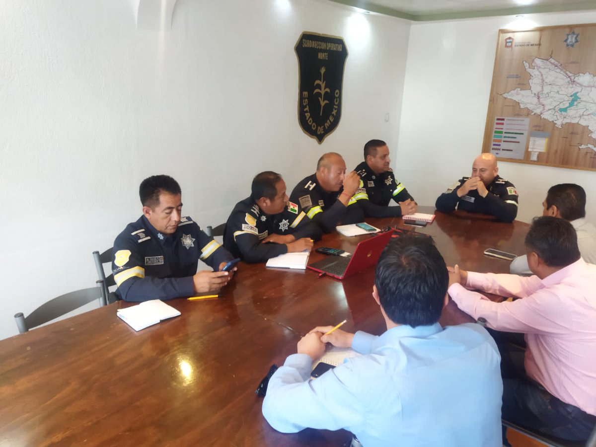 SS_Edomex's tweet photo. Con relación al video difundido en redes sociales que muestra el instante en que un vehículo de autotransporte 🚌 particular fue agredido el pasado 31 de marzo por supuestas bombas molotov en #Jilotepec, autoridades de la #SSEdoméx y de la empresa #Servitur se reunieron (1-2) https://t.co/Ysk1oHrlSw