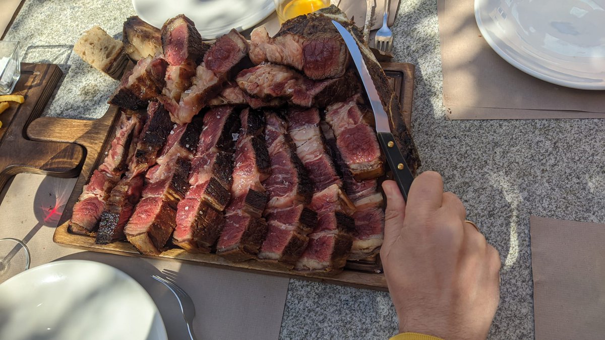 ManuelValNov's tweet photo. Xa que en Semana Santa non se pode comer carne...
Nos decidimos pecar ó GRANDE no El Cotarro 

#buei #cotarro #SemanaSanta https://t.co/Q6OTxl5S37