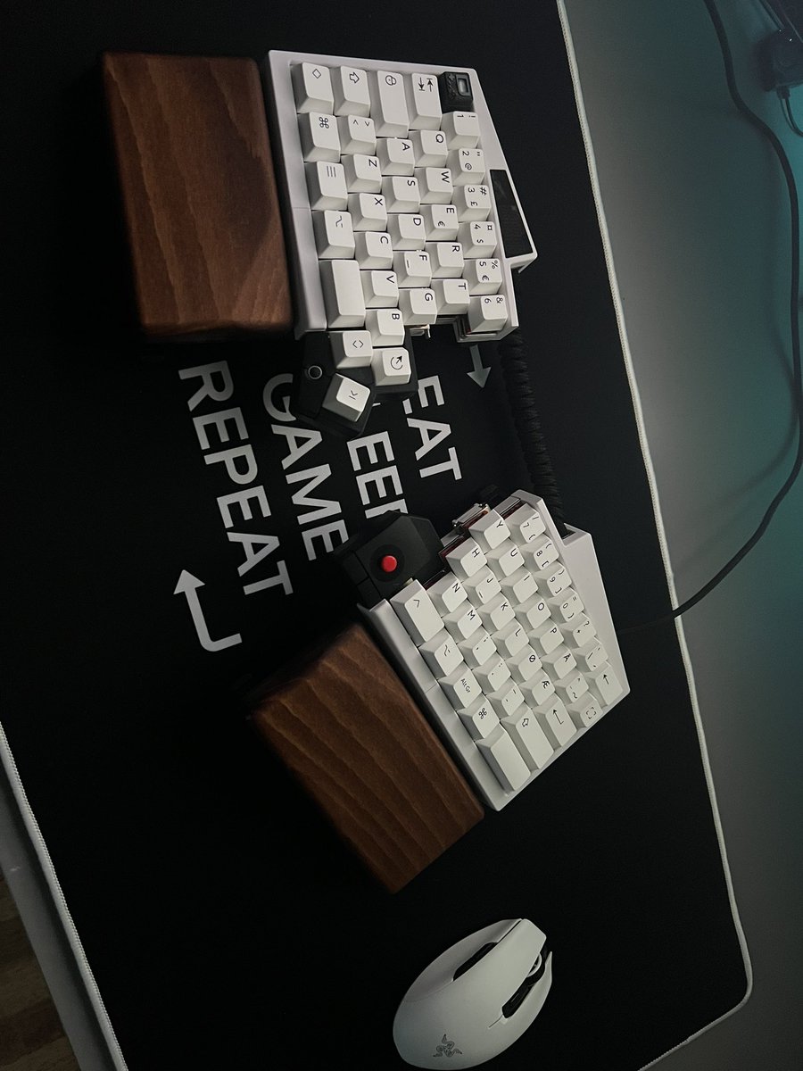 JacobiHolm's tweet photo. @UltHackKeyboard Homesewn carrying case for my Brand new UHK =)
#ultimatehackingkeyboard https://t.co/cWpKkwXxSq