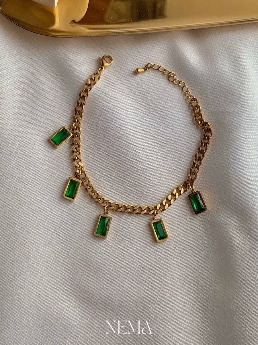 Aesthetic green bracelet✨
100% stainless steel 
Waterproof 

#greenbracelet #stainlesssteeljewelry #bracelets #gold #chain