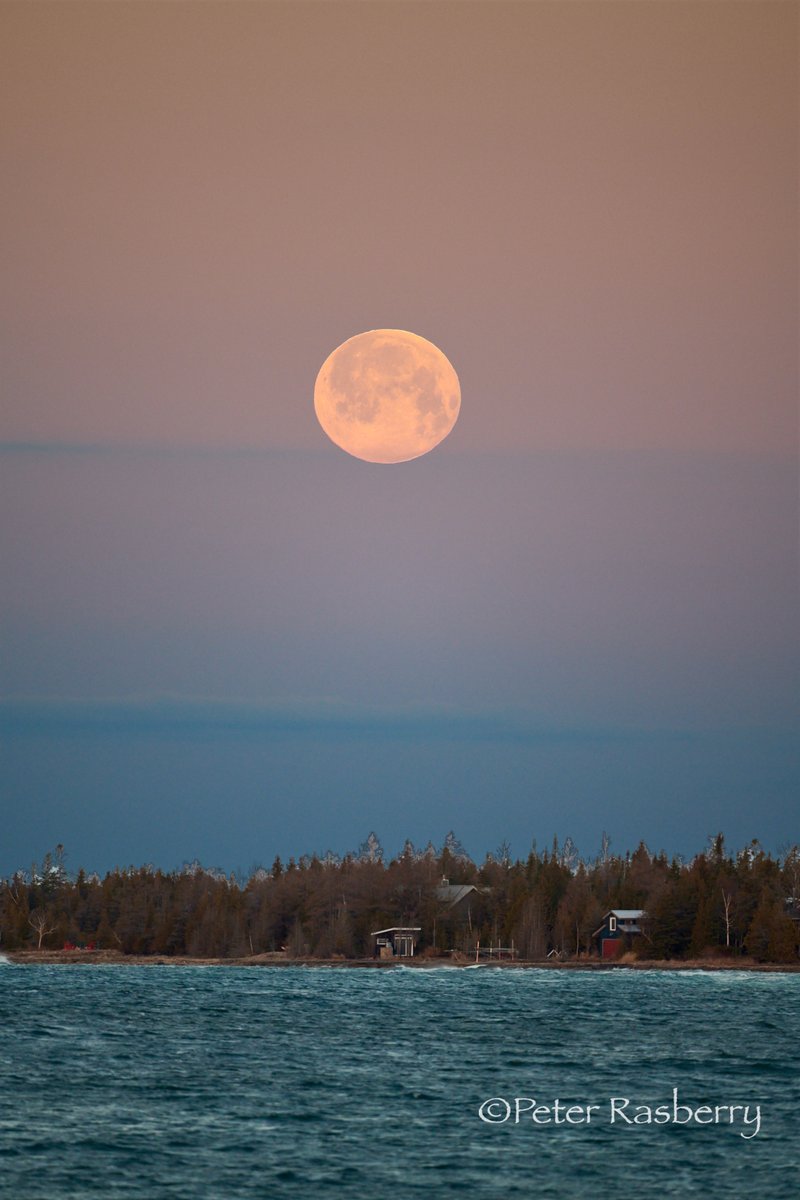 peter_rasberry's tweet photo. The moon, having just turned full, sets at sunrise this morning over Lake Huron near Tobermory! https://t.co/UNGWI0NdeA