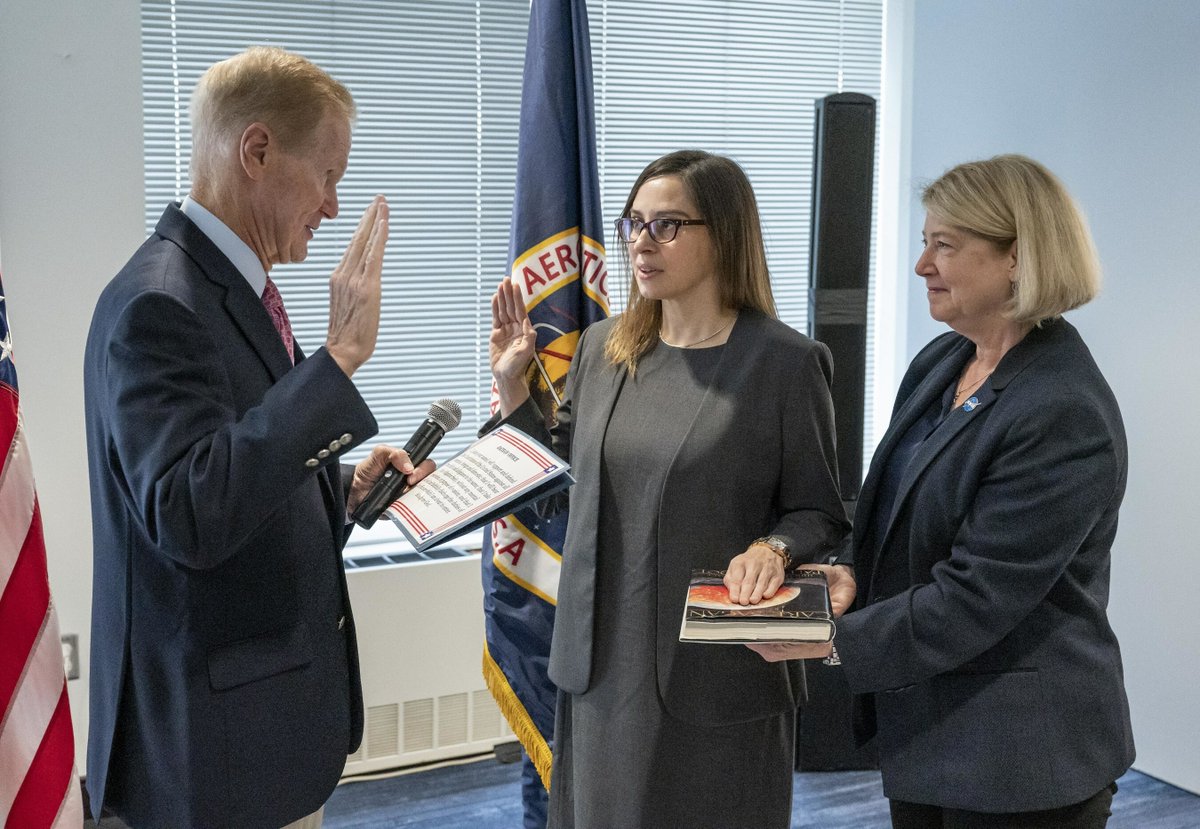 Dr. Makenzie Lystrup getting sworn in as Director of @NASAGoddard Space Flight Center using Carl Sagan's 'Pale Blue Dot' is just everything. 😍