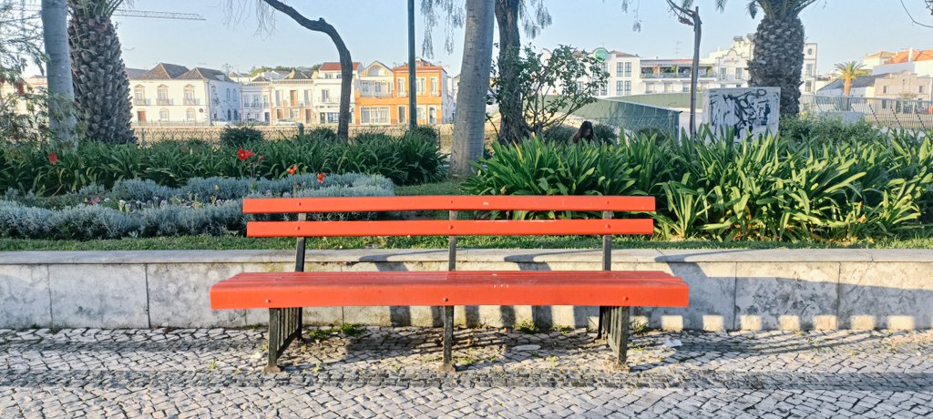 Iban a cualquier parte cogidos de la mano.
Se amaban sin tristeza,
ni alegría, ni nada.
Y a veces se miraban, pero no se veían.
Y luego se sentaban en un banco cualquiera.
Pero no se veían.
✍️Gabriel Celaya.
#poesia #bancorojo #picoftheday #paseo #vacaciones