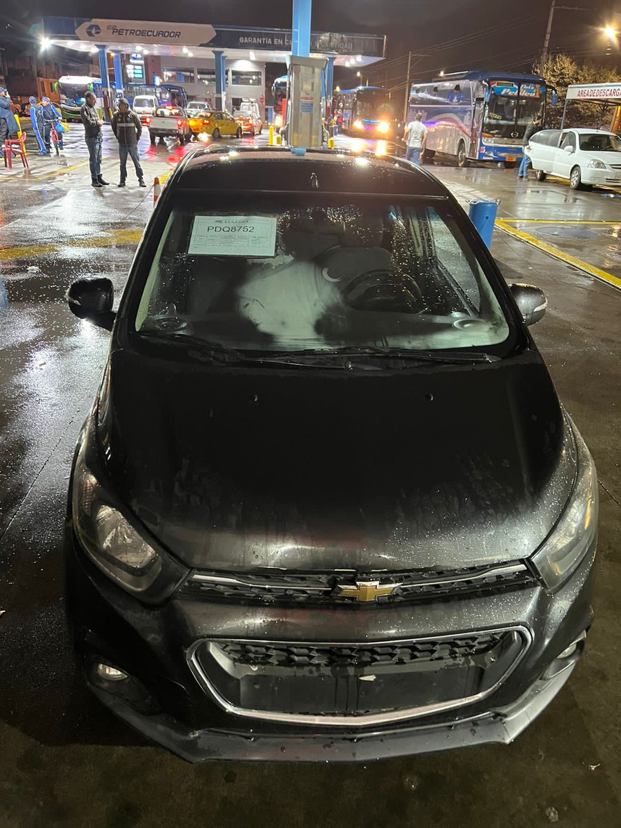 LaPosta_Ecu's tweet photo. Según información preliminar, un auto que se encontraba en una gasolinera frente al terminal terrestre de Quitumbe, al sur de Quito, fue descubierto con un cilindro de gas sujetado a posibles tacos de dinamita. El Escuadrón Antiexplosivos de la Policía evalúa si se trata de un coche bomba.