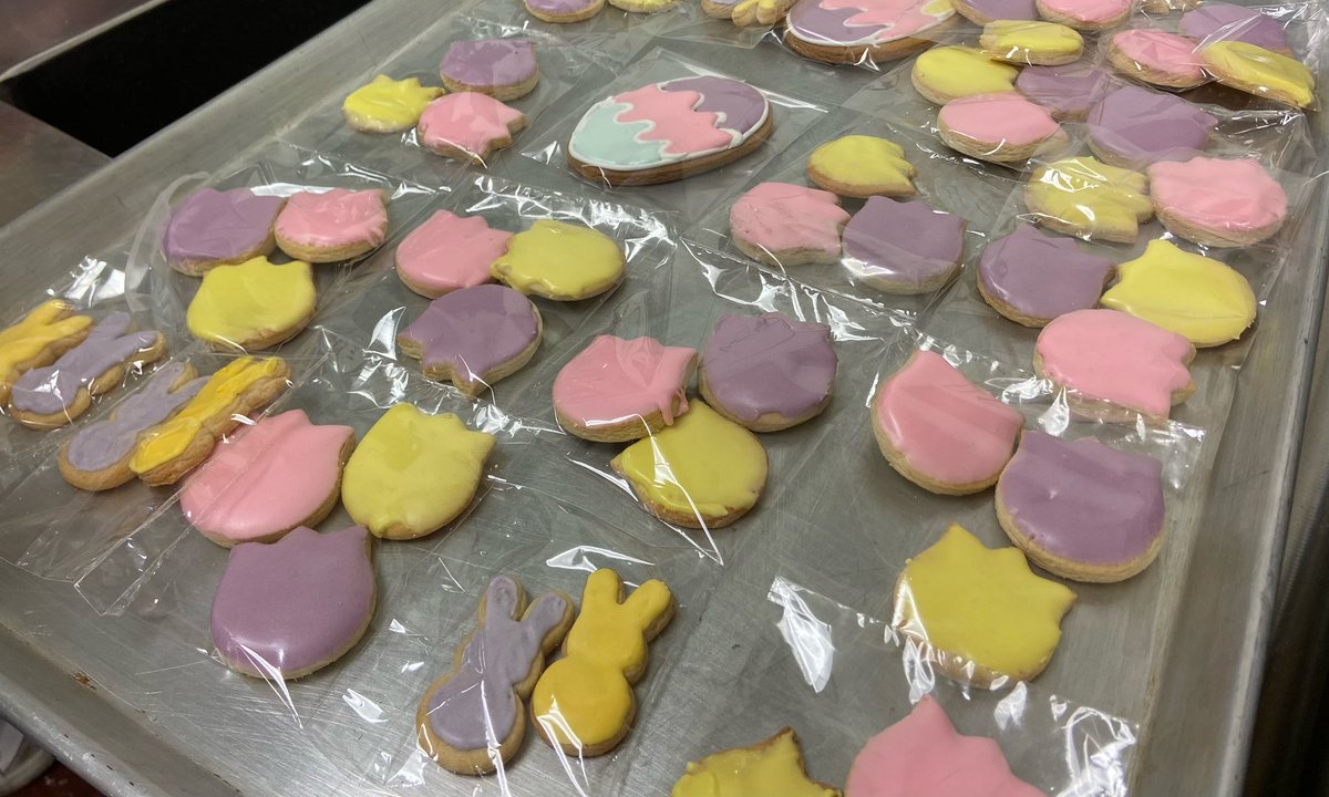CulinaryRams's tweet photo. Our Culinary Club had a fundraiser today selling Easter treat baskets to the teachers! Thank you for the support! 🍰🍪 https://t.co/SpT7tcechb