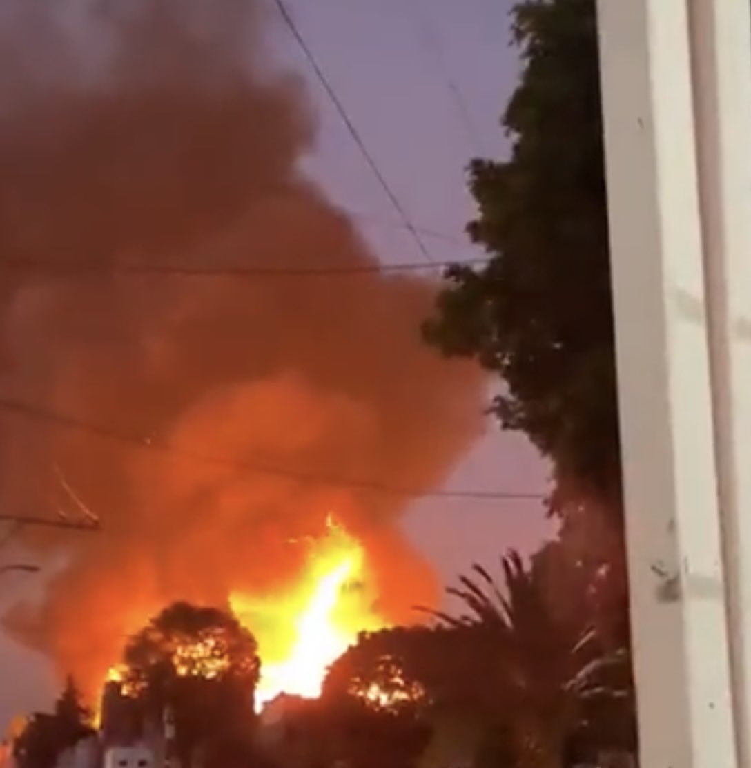 Se registra un fuerte incendio en <a href="/Alc_Iztapalapa/">Alcaldía Iztapalapa</a> en la Central de Abastos, se habla de que el incidente inició en una bodega con Tarimas y envases de plástico, <a href="/Bomberos_CDMX/">Bomberos Ciudad de México Oficial</a> ya laboran en el lugar. Este incendio es visible en Infonavit Iztacalco.