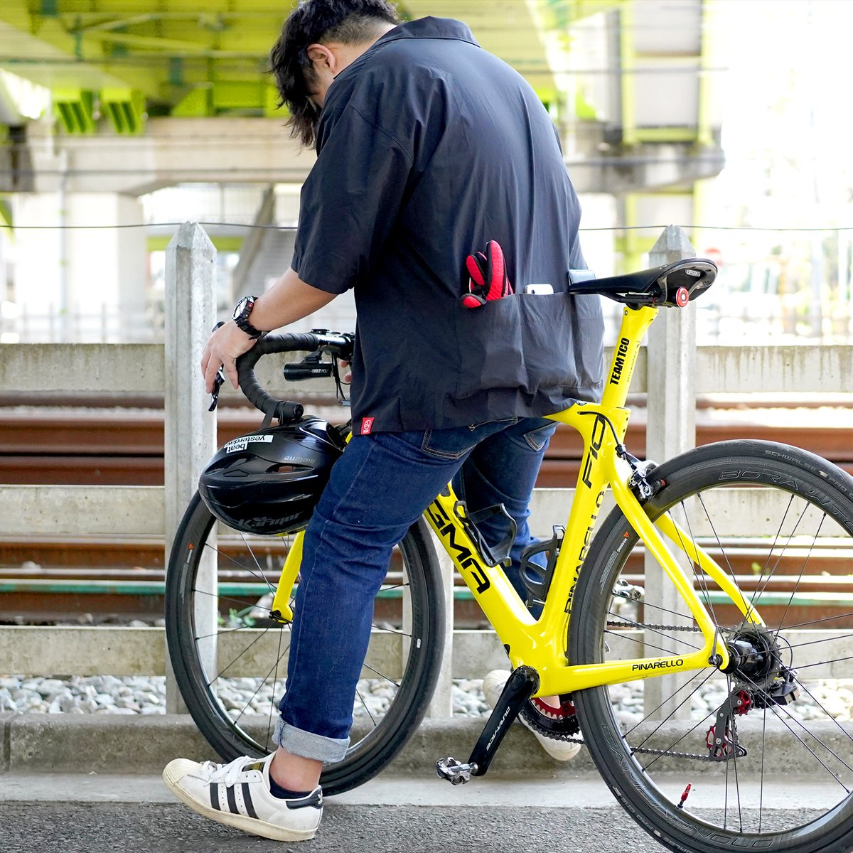iriso_work's tweet photo. ストレッチ素材のルーズサイズ半そでシャツ。
消臭、形状安定加工もされているので
使いやすいです😍🎉

height:171cm
wear:ルーズシャツ　黒[サイズ : L]

#dogmaf10 #pinarello #ドグマf10 https://t.co/cFLIRU6Gbr