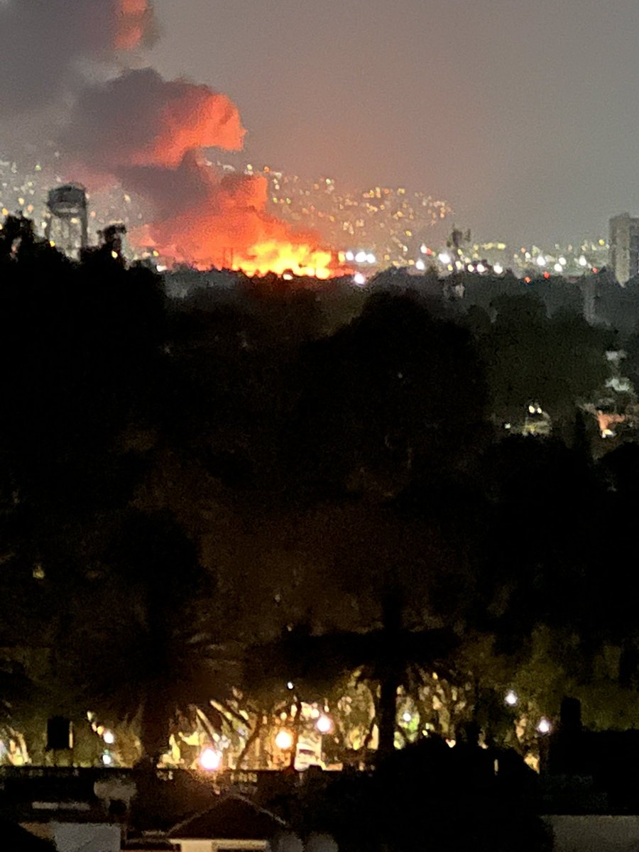 janovazquez's tweet photo. Fotos del incendio de la Central de Abastos! Vean la luna 😱@CarlosLoret @lopezdoriga @alejandraguayoa @jrisco @warkentin https://t.co/hOnbpaadLa