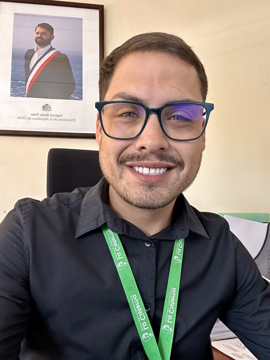 BarraSaenz's tweet photo. Show us a picture of you wearing glasses because you need them to see https://t.co/Obgcrr8M0b