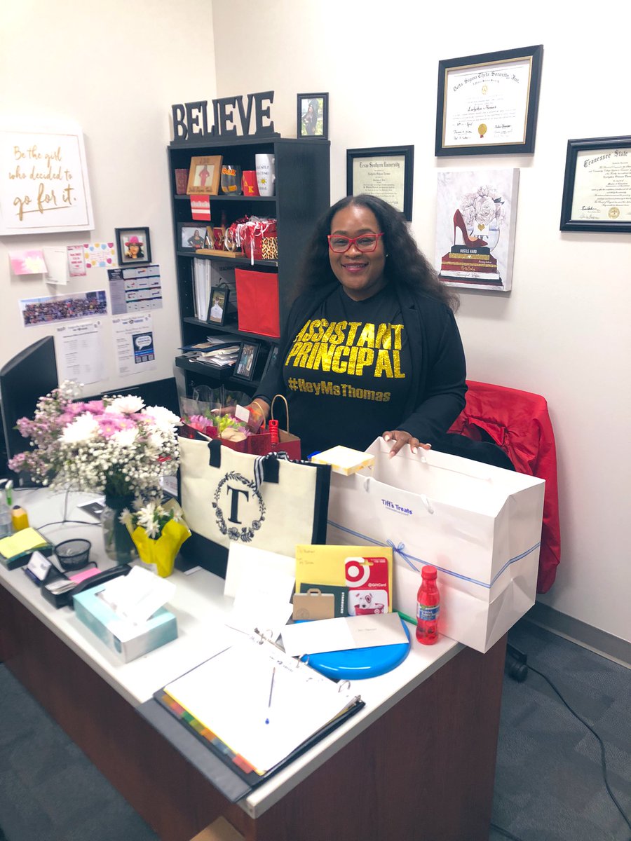 HeyMsThomas1913's tweet photo. I have the most wonderful and compassionate staff who made this #NationalAssistantPrincipalsWeek simply amazing. I feel so blessed to be apart of the @SHSDragonsDISD family! Thank you all for making this week special. #HeyMsThomas🖤👑 #APBae #TheBougieAP https://t.co/pLxl5BVKBI
