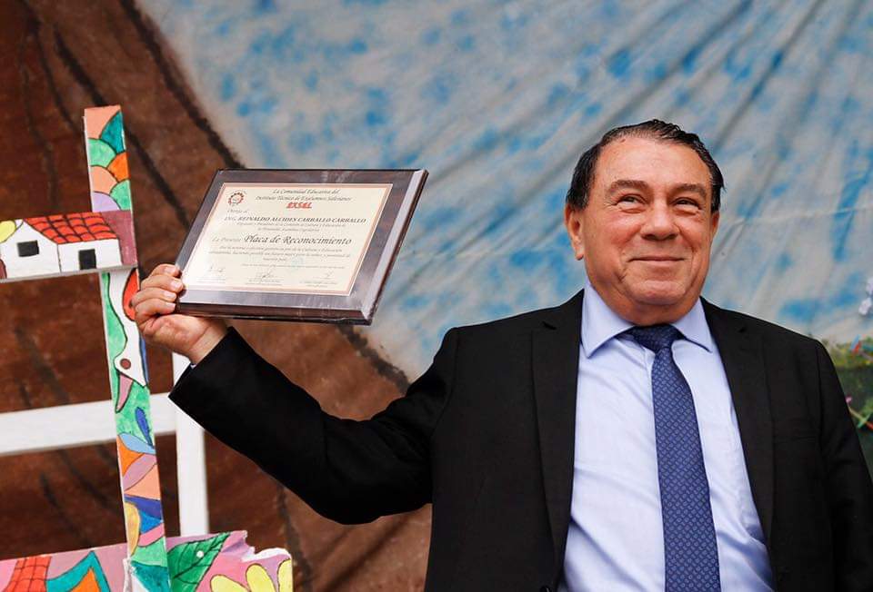 elgusmedia's tweet photo. 🧵 Les cuento de como hace en mi adolescencia fui expulsado del colegio ITEXSAL por "maricon" según las palabras de su director en ese entonces Ing. Reynaldo Carballo y como eso cambio mi vida. https://t.co/twuEyaGkBo