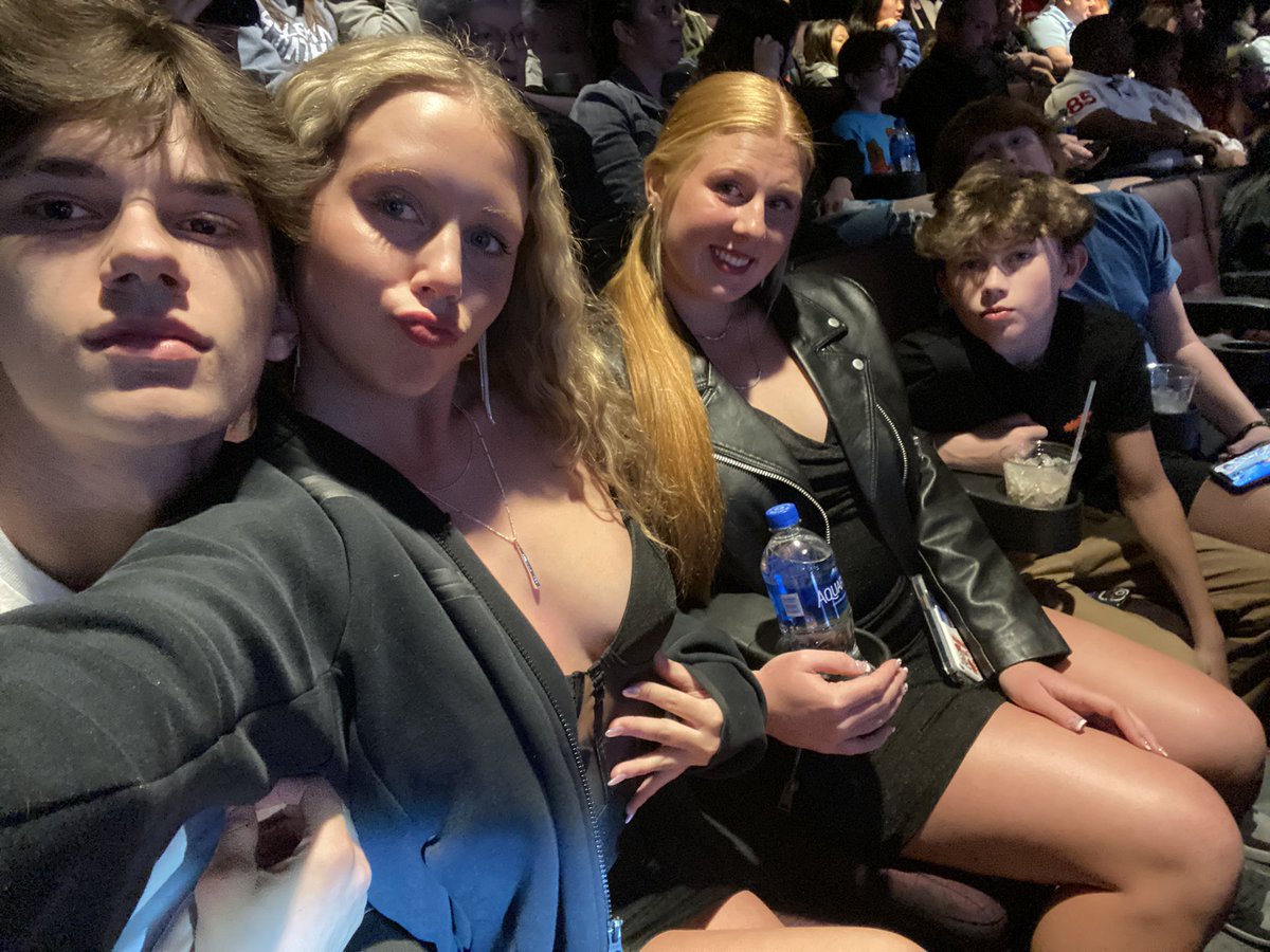 Coach_Morris10's tweet photo. #crissAngelLIVE https://t.co/yRcw77QSOB