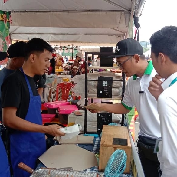 Our COMPOSTABLE SINGLET BAG was spotted at Bazaar Ramadan Presint 3 Putrajaya!!

Together we move towards sustainability! Because #WeCaregiveGreenAChance

#sustainability
#greenproducts
#ecoconscious
#compostableproducts
#perbadananputrajaya