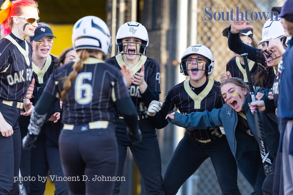 VincentDJohnson's tweet image. Is this the lede photo in @TBaranek's story on #OakForest #softball in the @DailySouthtown @SouthtownSports?  I don't know, but there are plenty of others to choose from. Hopefully you're a subscriber and can see them all. @ofhssoftball