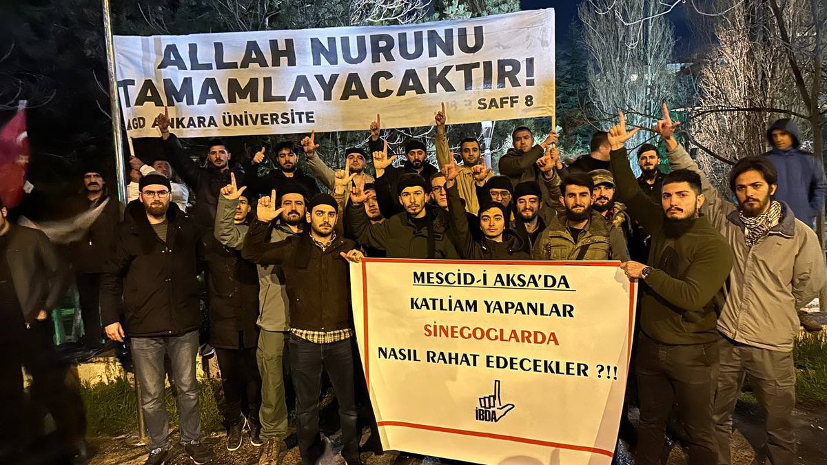 dailyummah's tweet image. #İbda fikriyatına bağlı "Anadolu Neferleri" isimli bir grup, #İsrail’in Ankara Büyükelçiliği önünde eylem yaptı: 

“Mescid-i Aksa’da katliam yapanlar sinegoglarda nasıl rahat edecekler?”