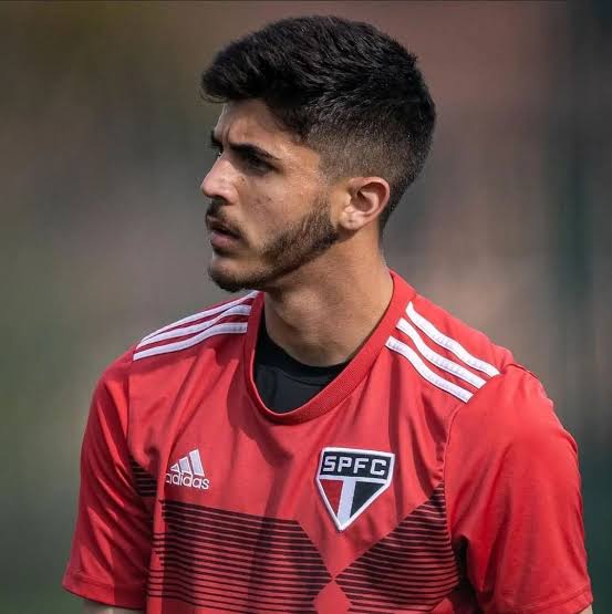 Lucas Beraldo (19)🇧🇷 / Sao Paulo

Sao Paulo fabrikasının Brezilya futboluna yeni bir armağanı. Bu gece Tigre karşısında oldukça zorlu bir maçı 16 savunma aksiyonu ile bitirdi. 186cmlik solak savunmacı pozisyon bilgisi ve modern stoper tanımına uygunluğu ile Avrupa'ya göz kırpıyor