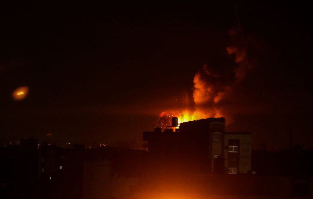 sahabatalaqsha's tweet photo. Penjajah zionis ‘Israel’ menggempur #Gaza 
16 Ramadhan 1444/ 7 April 2023.

Semoga Allah lindungi keluarga kita

Foto: @QastalNewsEn

#GazaGarisPertahananKita
#Gaza16TahunDikepung https://t.co/tk2VR7Y2Rs