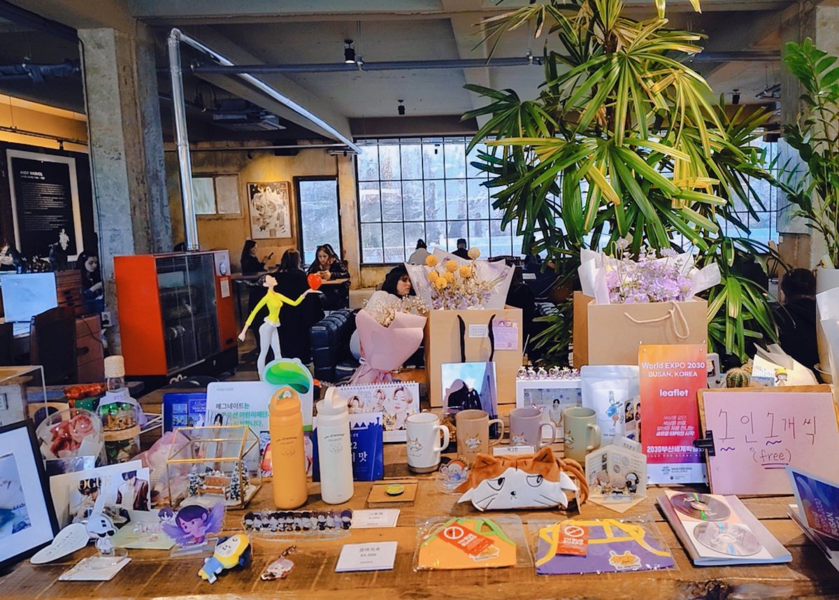 Blue_Side0202's tweet photo. Visited Magnate Cafe (owned by Jimin's dad) in Busan yesterday. Very interesting sort of post-Industrial decor. There were some memento left for Jimin to celebrate  his #1, as well as some of his caps/hats! 

#BTSARMY #ParkJimin #SouthKorea #BusanWorldEXPO https://t.co/Fof8iWyKrd