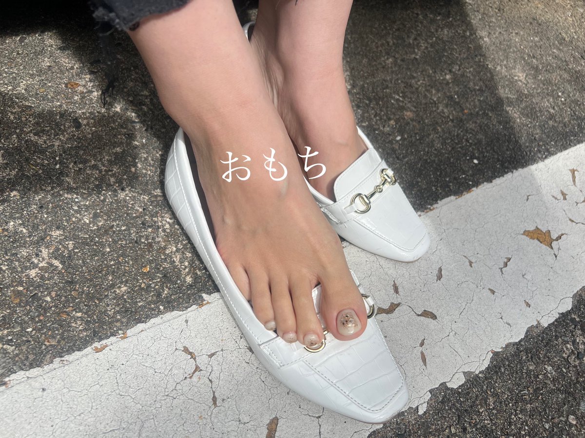 omochi___20's tweet photo. 天気悪いのに
白のローファー履くおもちさんです…

雨に濡れて靴の中キモチワルイ😩☔️

#足裏 #足裏フェチ #生足 #素足 #裸足 #足指 #足 #足フェチ #脚 #足コキ #パンプス #ローファー #あんよ #足交 https://t.co/hBR3Xj1CNu