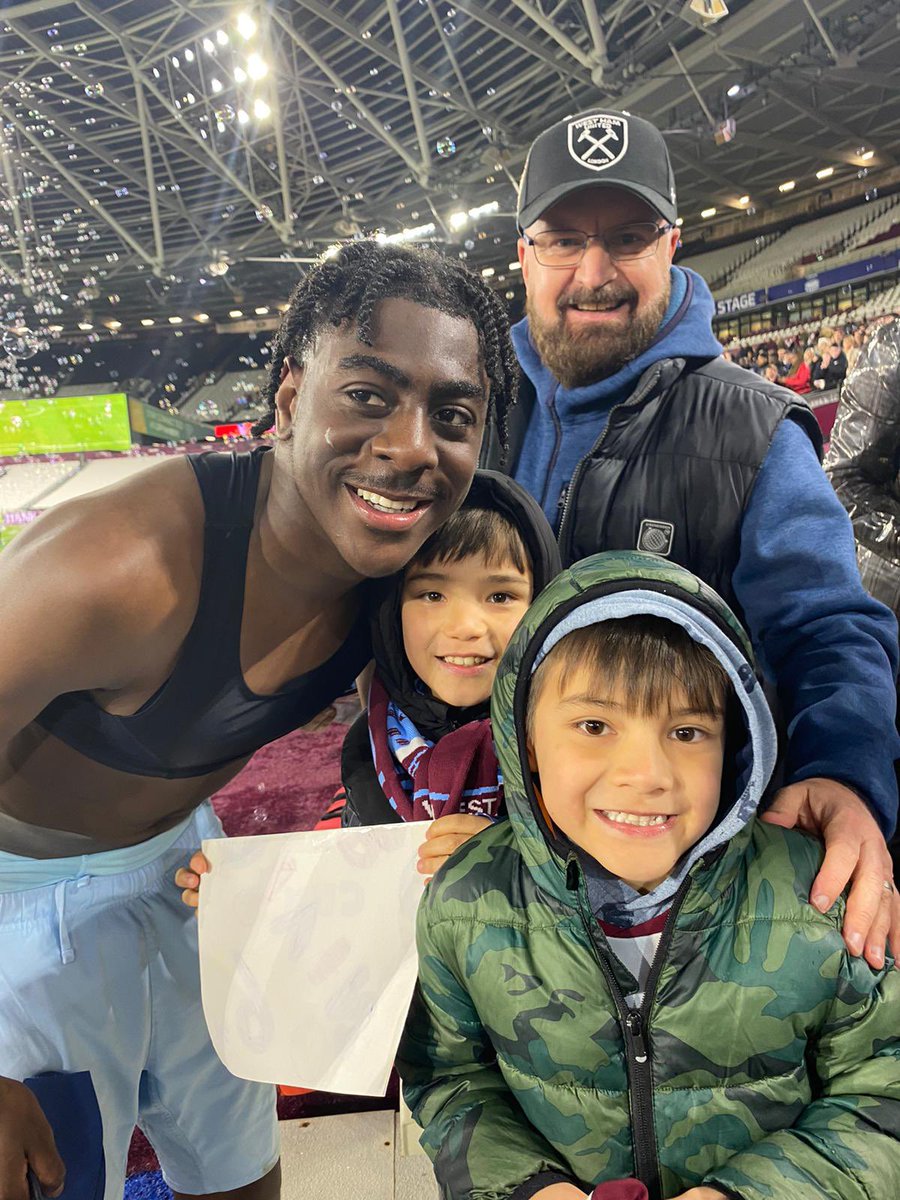 RunRickyRunAsia's tweet image. 4 tickets in the front row next to the dugout. 
Seeing @divinM8 score HATRICK in a 6-1 win to reach the FA Youth Cup final. 
Boys being given his shirt and smiling all the way home. Thanks Divin - you have two lifelong fans there. Absolutely priceless @WestHam #coyi