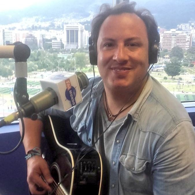 🇨🇴🎙️| FARÁNDULA. Mauricio &amp; Palo de Agua resultó ser hermano de Cristian Montenegro, el joven de la muñeca de trapo. En una amena entrevista, nos contó cómo se la lleva con su cuñada.