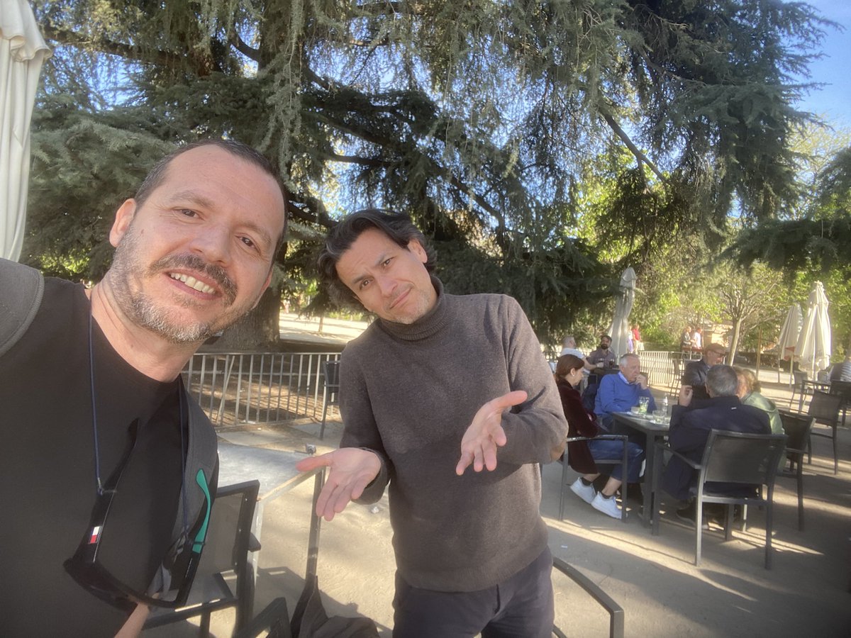 servando3d's tweet image. Serendipia de manual en esta visita a #madrid con @Rucketta y la chavalada. Empezar encontrando el banco de @JuanGomezJurado y rematar con @rodrigocortes. @todopoderosos faltan 3 rúbricas para unirlos a todos ¿eh? @cansado y @ArturoGCampos #SorteoSiéntateALeer ¡alea jacta est!