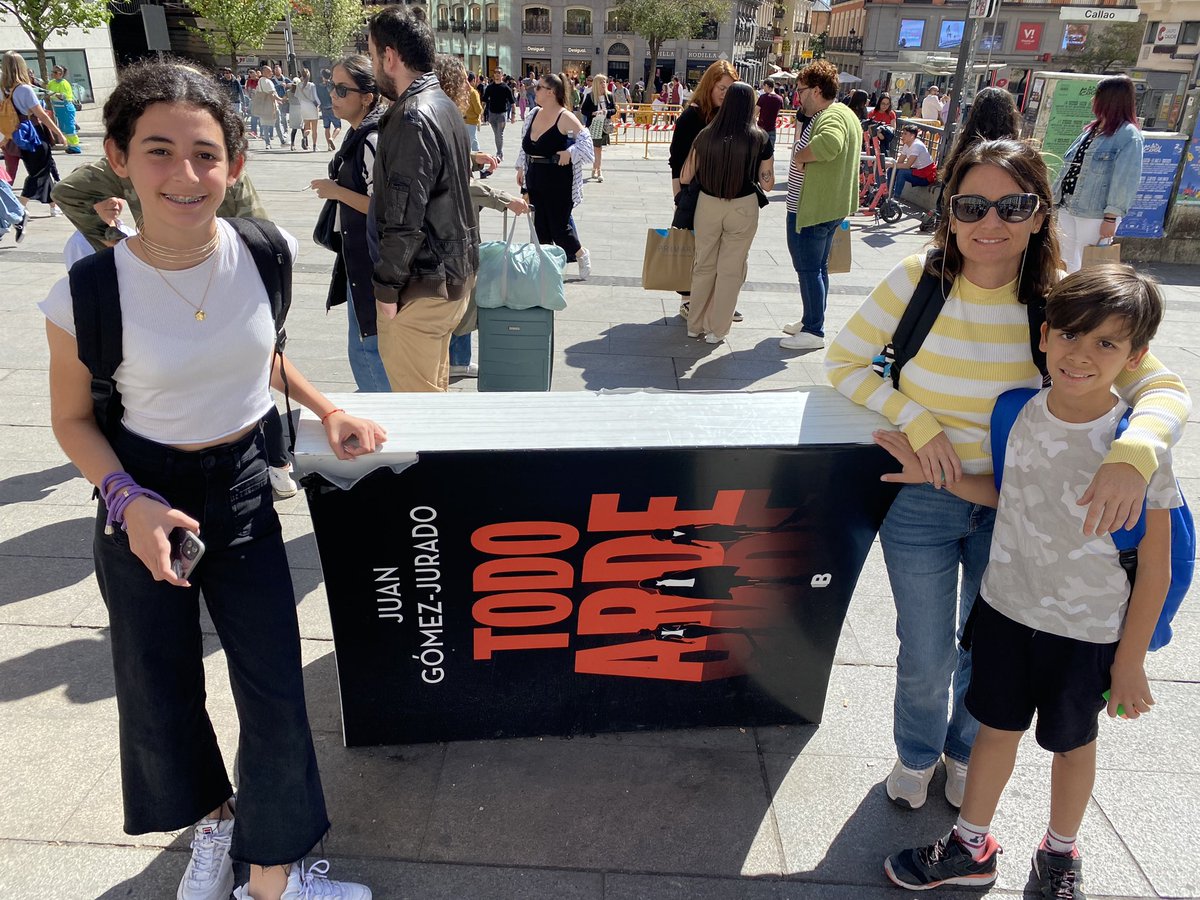 servando3d's tweet image. Serendipia de manual en esta visita a #madrid con @Rucketta y la chavalada. Empezar encontrando el banco de @JuanGomezJurado y rematar con @rodrigocortes. @todopoderosos faltan 3 rúbricas para unirlos a todos ¿eh? @cansado y @ArturoGCampos #SorteoSiéntateALeer ¡alea jacta est!